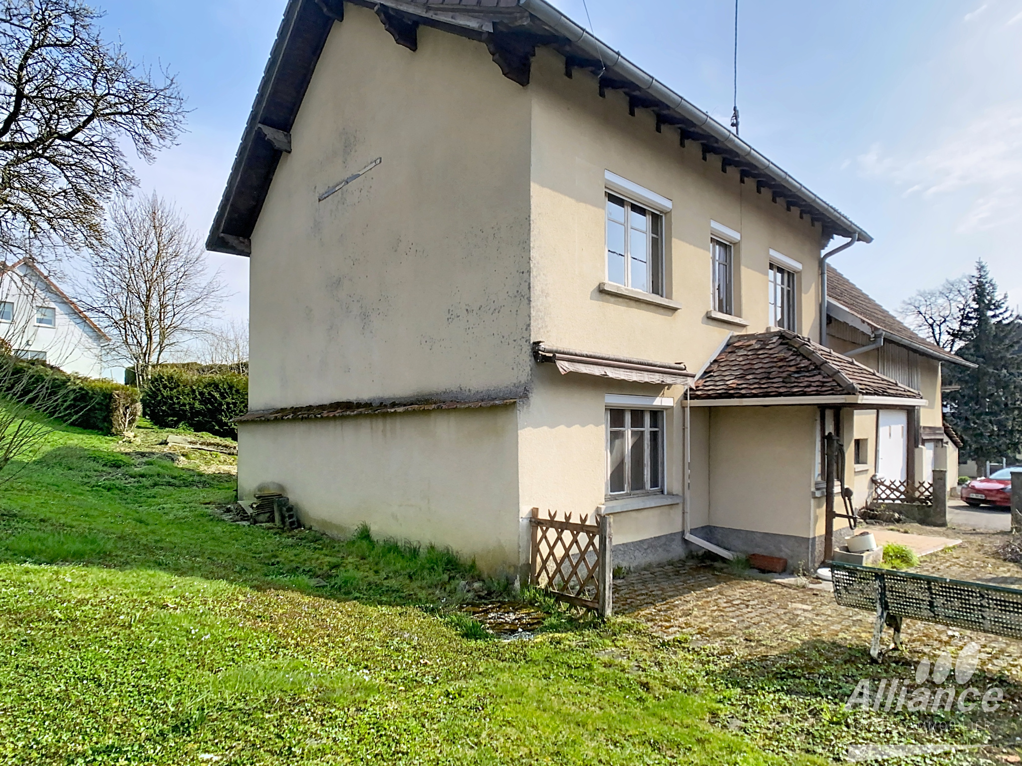 Maison à rénover avec grangerie, écurie, garage sur 7ares en