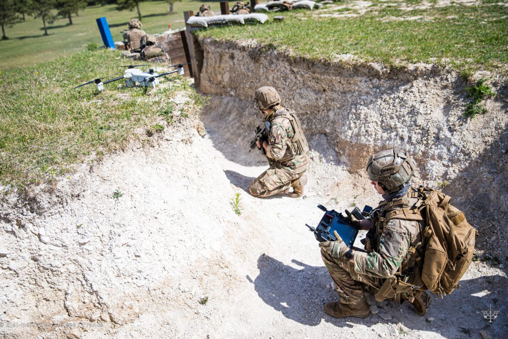 Le 35e régiment d'infanterie de Belfort a participé à l'exercice Orion 2026, au mois d'avril. Sur la photo, un militaire pilote un drone.