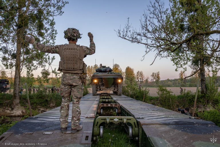 Le 35e régiment d'infanterie de Belfort a participé à l'exercice Orion 2026, au mois d'avril. Un blindé franchit, sur la photo, une rivière sur un pont mobile.