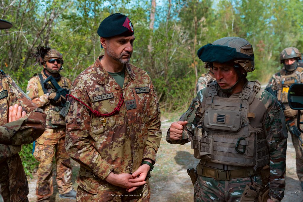 Le colonel Franck Duchemin (à droite), chef de corps du 35e RI, en discussion avec un officier italien.