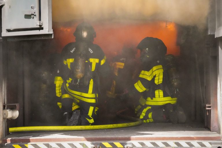 Des pompiers du Doubs en formation dans un caisson feu du centre de secours de Belfort-Sud, à Danjoutin.