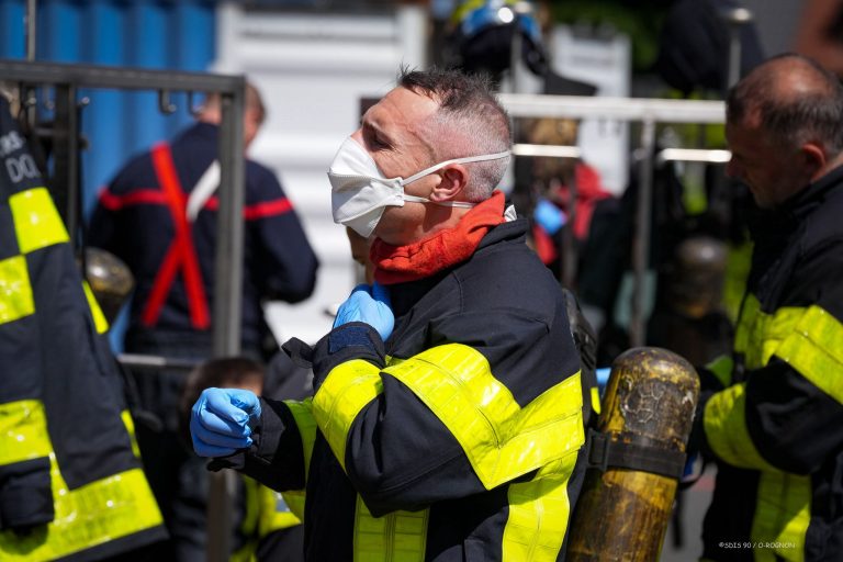 Des pompiers du Doubs se déséquipent en sortant du caisson feu, lors d'une formation au centre de secours de Belfort Sud.