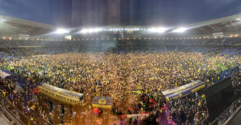 Vue d'ensemble du terrain du après le match.