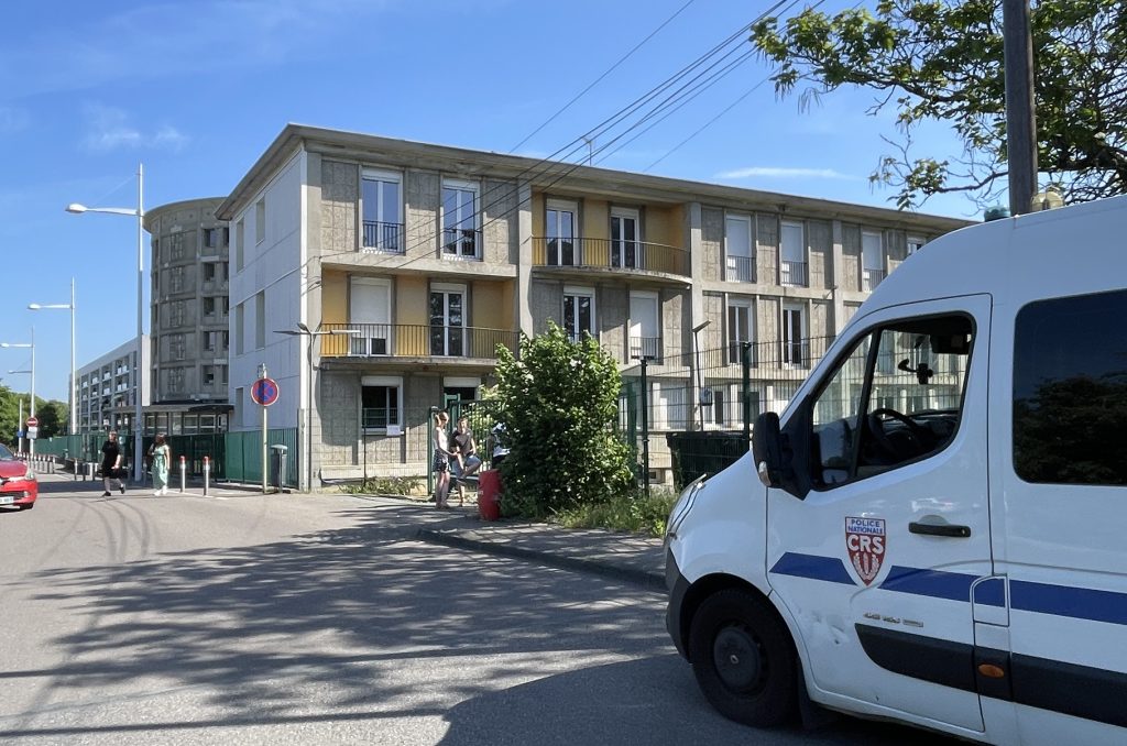 Depuis mercredi, des CRS venus de Troyes prêtent main forte aux policiers de Montbéliard, pour sécuriser les abords du lycée Germaine-Tillon.
