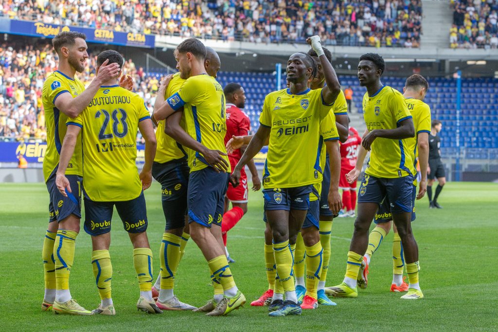 Le FC Sochaux-Montbéliard, contre Valenciennes, le 2 mai 2026, après l'ouverture du score de Kapit Djoco.