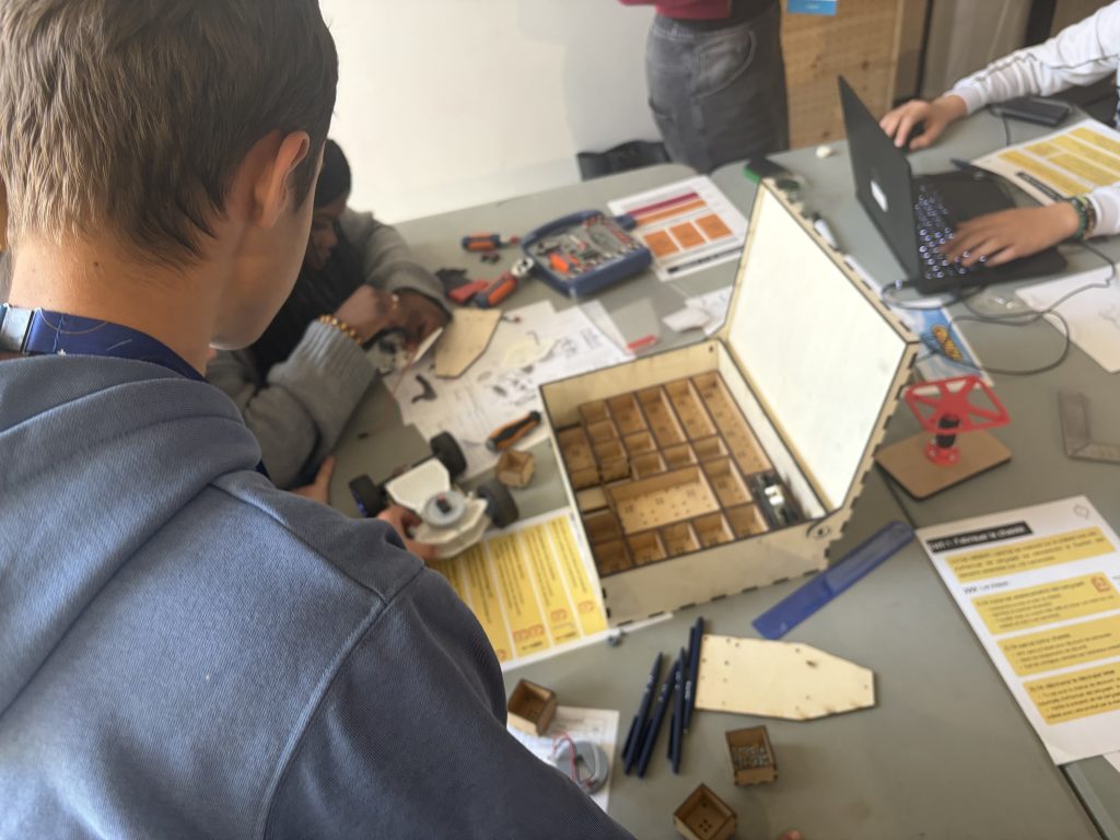 Les collégiens suivent le fiches d'aide.