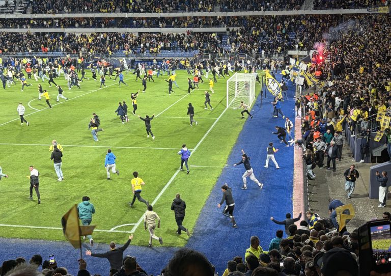 Les supporters de FCSM envahissent le terrain après la fin du match contre Le Puy.