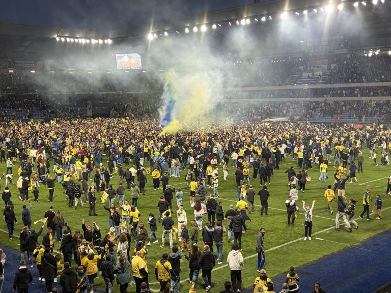 L'envahissement du terrain par les supporters.