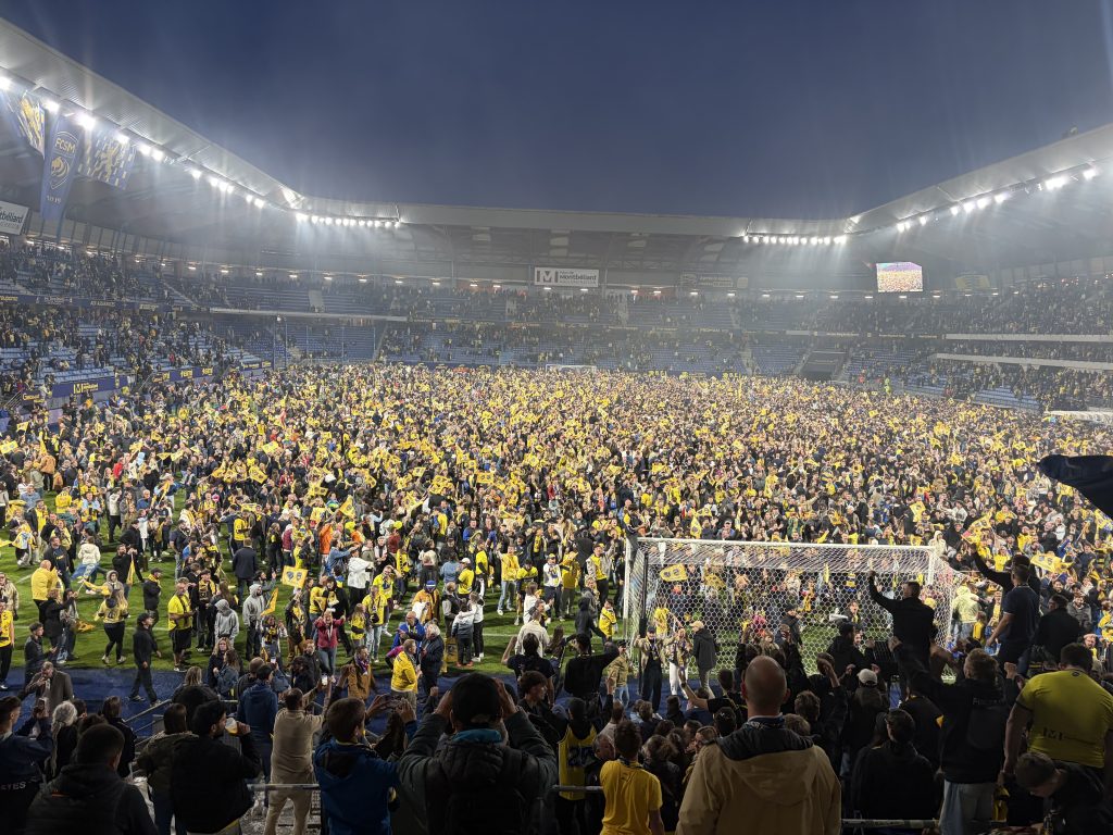 Les supporters du FCSM ont envahi le terrain du stade Bonal lors du dernier match de la saison 2025-2026.