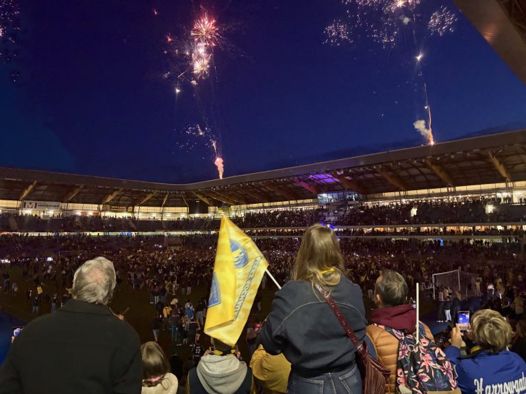 Le FCSM à lancé un feu d'artifice depuis le toit du stade Bonal.