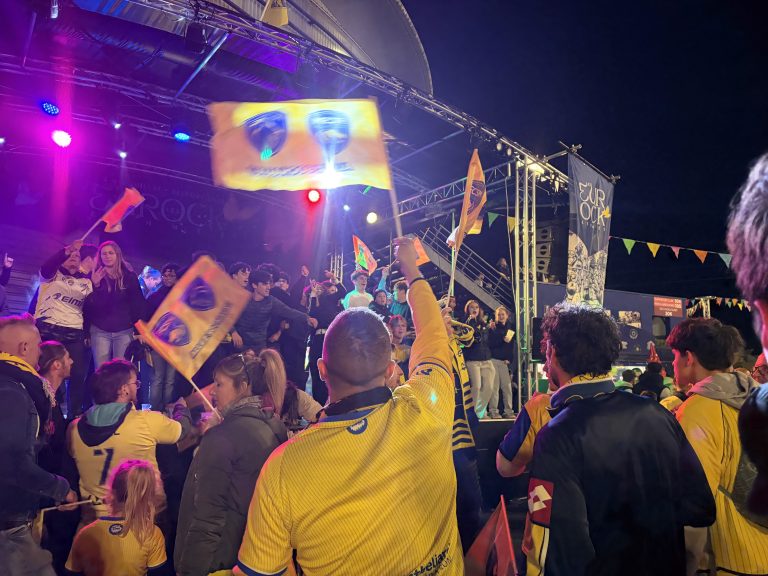 Les Sochaliens profitent de la scène des Eurockéennes installée sur le parvis du stade.