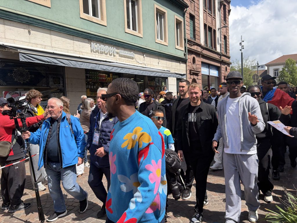 Les joueurs du FCSM dans les rues de Montbéliard.
