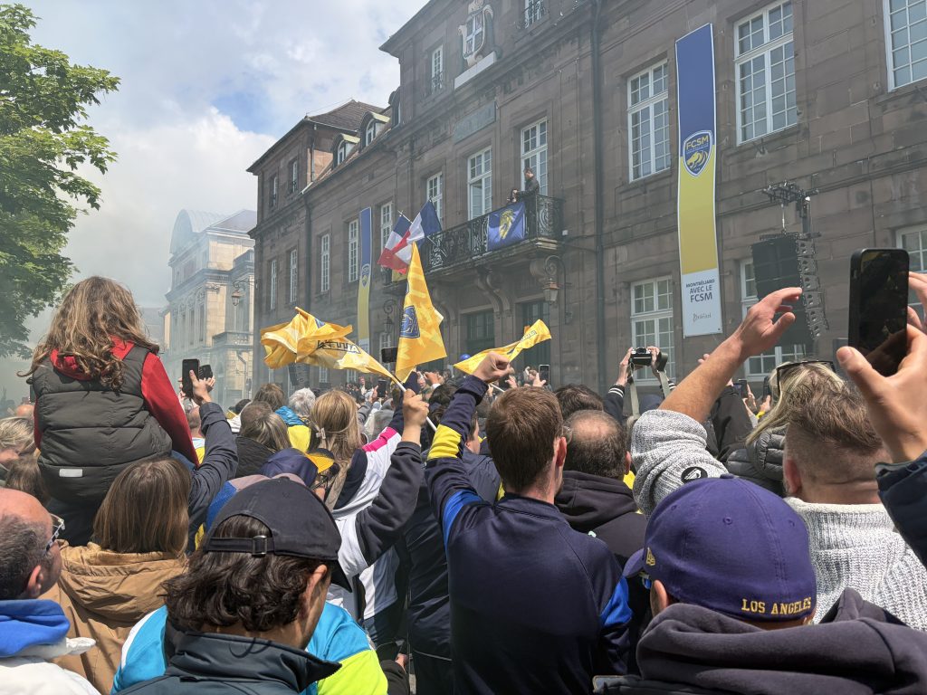 Les supporters se sont réunit sur le parvis de l'hôtel de ville de Montbéliard pour acclamer les joueurs de FCSM.