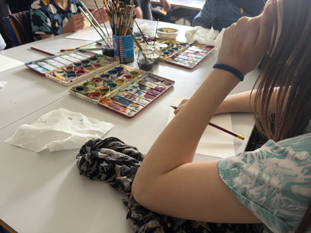 Des élèves de CM2 reproduisent un tableau.