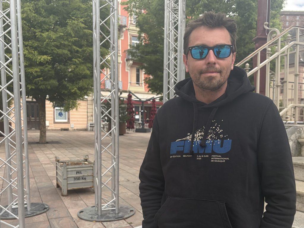 Alix Duprez, régisseur général, devant la scène du kiosque.