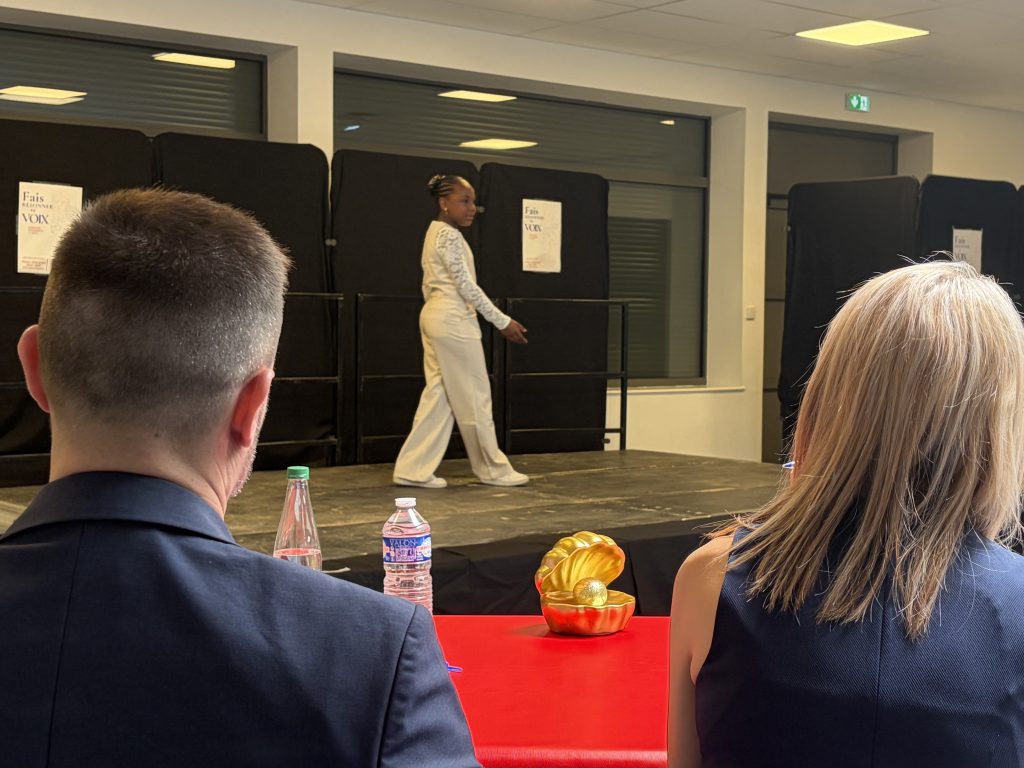 Maria, élève de sixième sur scène devant le jury.