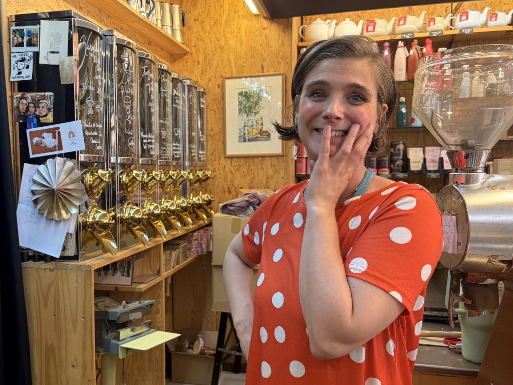 Alice Guinard devant les colonnes de café du Möcafé.