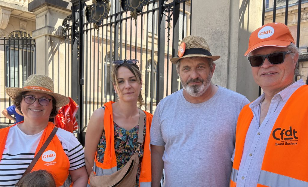 Les représentants de la CFDT devant la préfecture de Belfort.