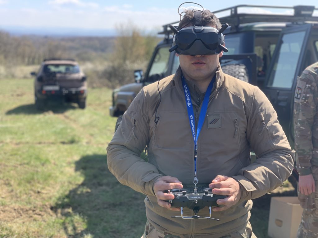 Télé-pilote de drone FPV du 35e régiment d'infanterie de Belfort.