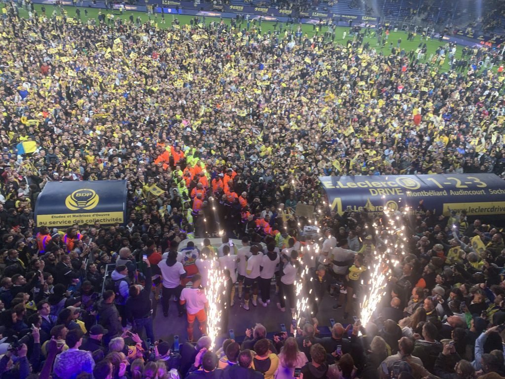 Le public a envahi la pelouse de Bonal pour fêter la montée du FC Sochaux en Ligue 2.