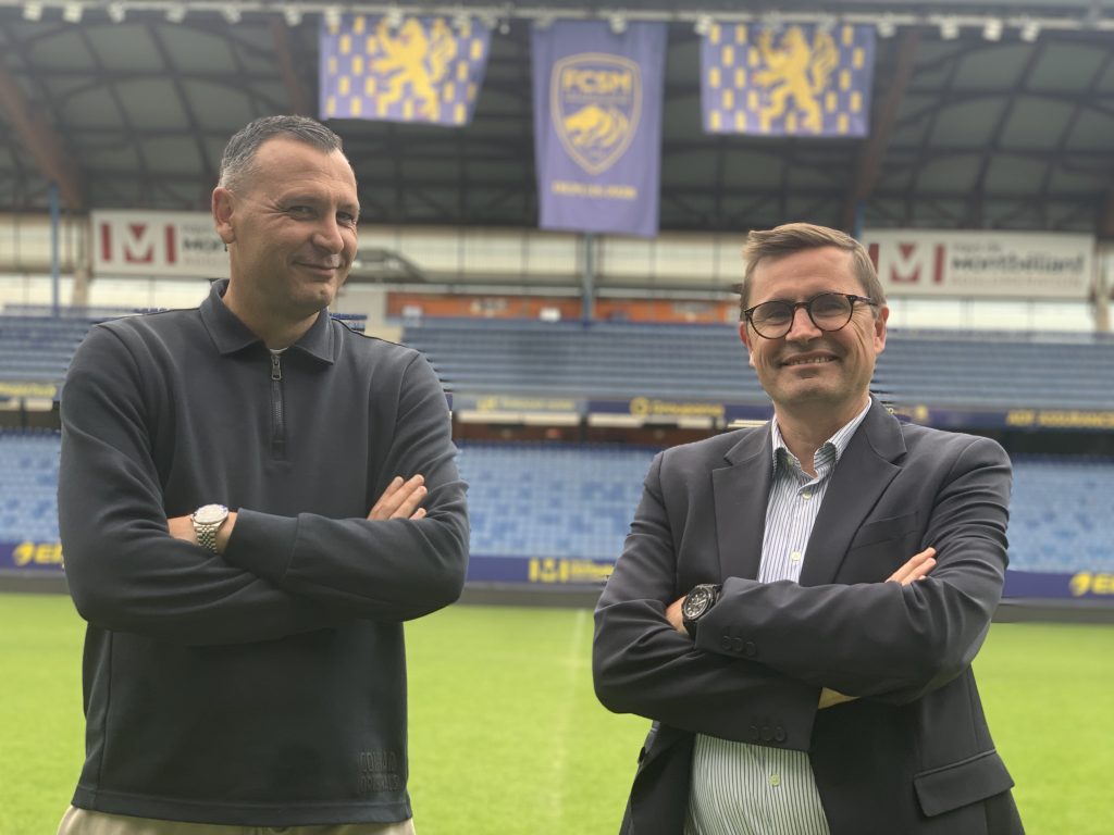 Julien Cordonnier et Clément Calvez, manager général et président du FC Sochaux-Montbéliard, su la pelouse du stade Bonal.