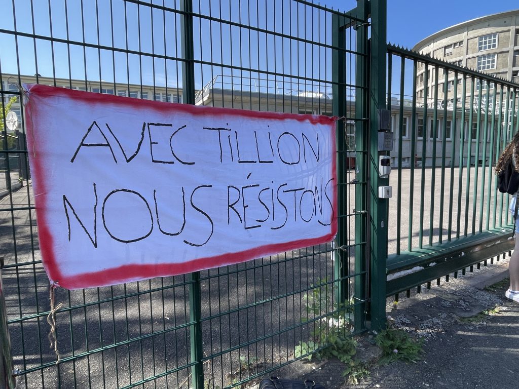 Une banderole posée par les lycéens manifestants du lycée Germaine-Tillon à Montbéliard.