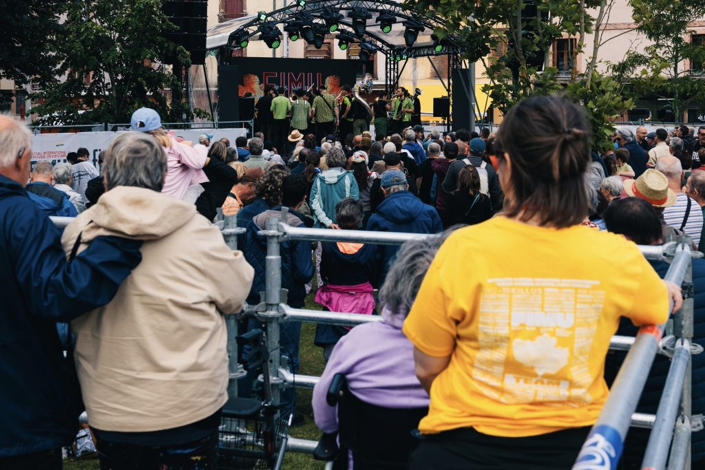Des festivaliers assistant au Fimu grâce aux plateformes PMR.