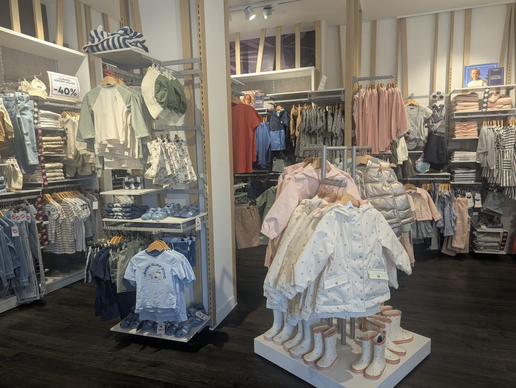 La boutique de prêt-à-porter pour enfant Sergent Major, à Belfort, est située boulevard Carnot.
