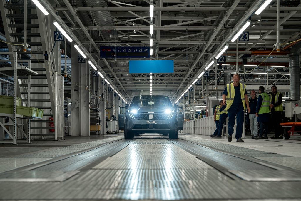 Usine de montage Stellantis de Sochaux, produisant un Peugeot e-3008.