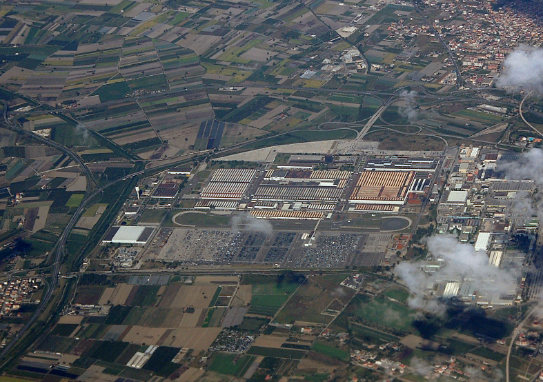 Vue aérienne de l'usine Alpha Roméo de Stellantis de Pomigliano d'Arco, près de Naples, en Italie.