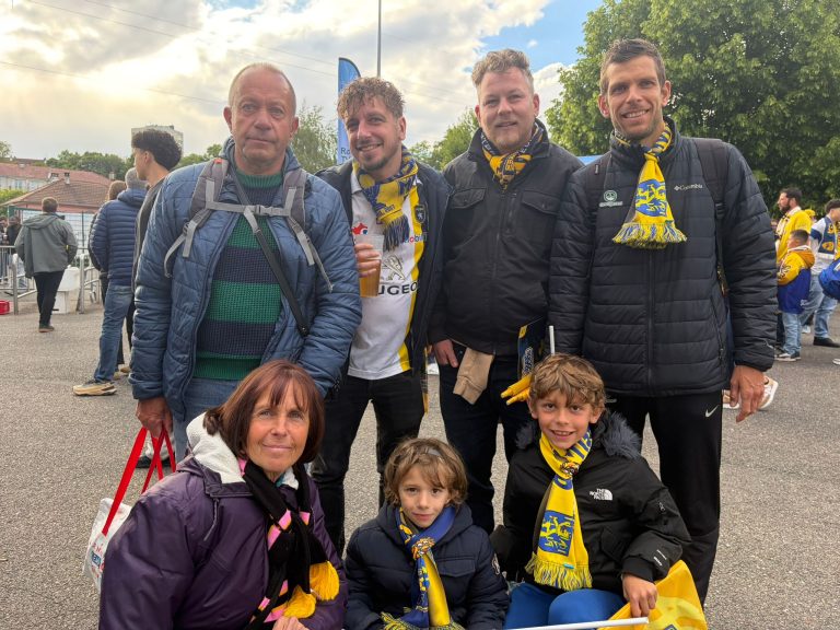 C’est la famille au complet qui vient assister au match. Cousins, grands-parents, petits enfants entourent Régis (en haut à gauche), qui a été stadier pendant 15 ans au FCSM.