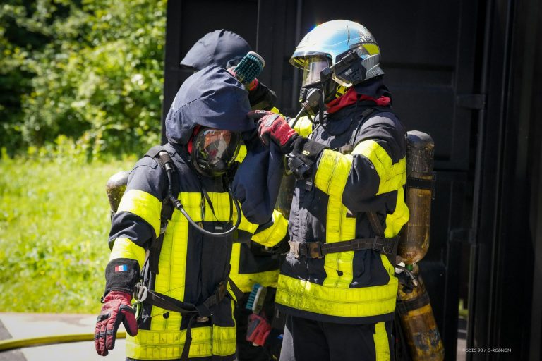 Des pompiers du Doubs se déséquipent en sortant du caisson feu, lors d'une formation au centre de secours de Belfort Sud.