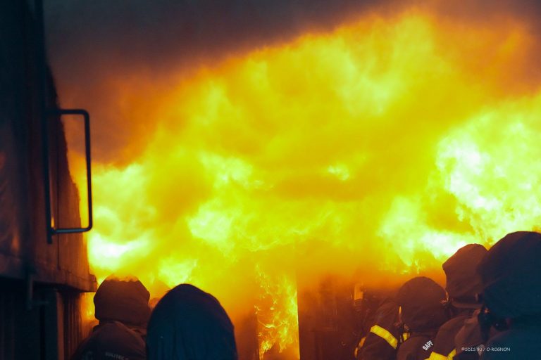 Des pompiers du Doubs en formation dans un caisson feu du centre de secours de Belfort-Sud, à Danjoutin.