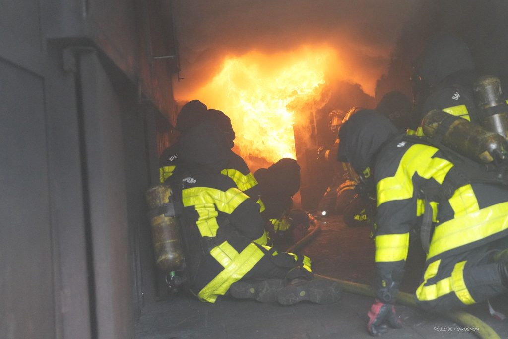 Des pompiers du Doubs en formation dans un caisson feu du centre de secours de Belfort-Sud, à Danjoutin.
