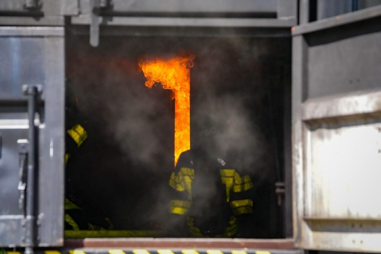Des pompiers du Doubs en formation dans un caisson feu du centre de secours de Belfort-Sud, à Danjoutin.