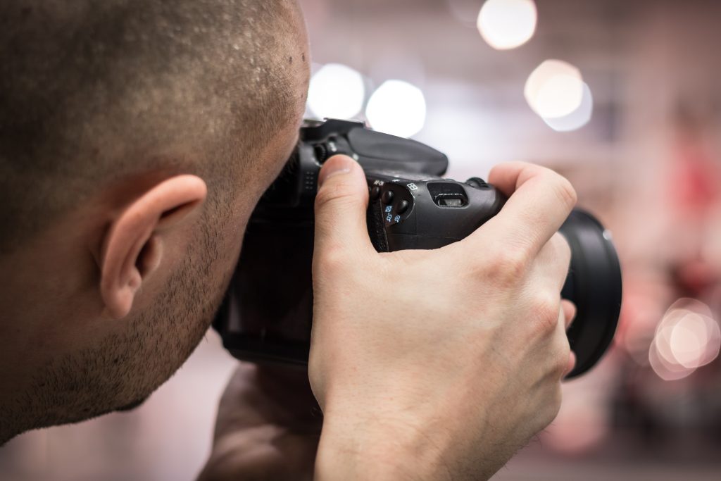 Un photographe prenant une photo.