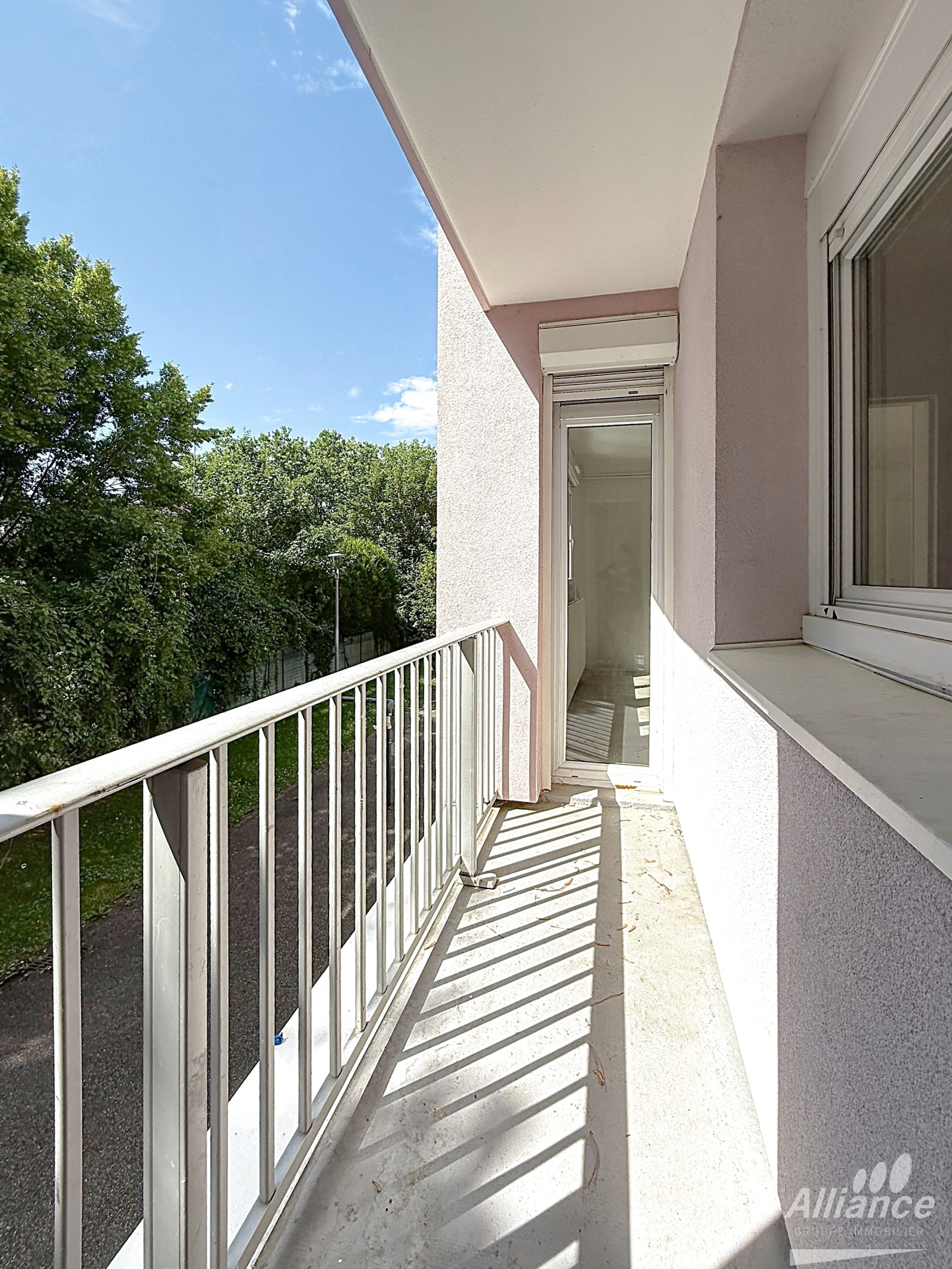 APPARTEMENT RENOVE AVEC BALCON -VUE DEGAGEE-GARAGE.