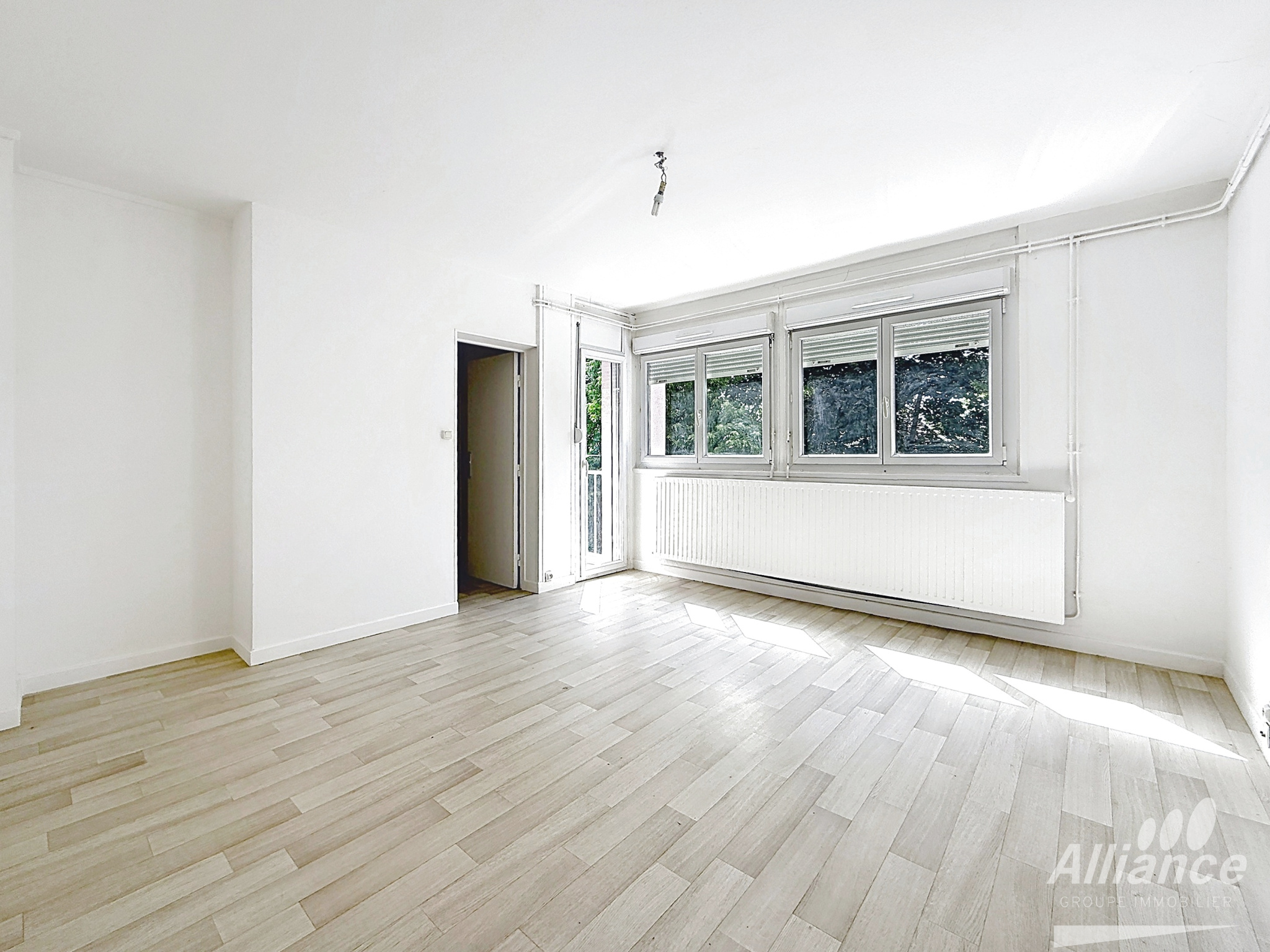APPARTEMENT RENOVE AVEC BALCON -VUE DEGAGEE-GARAGE.