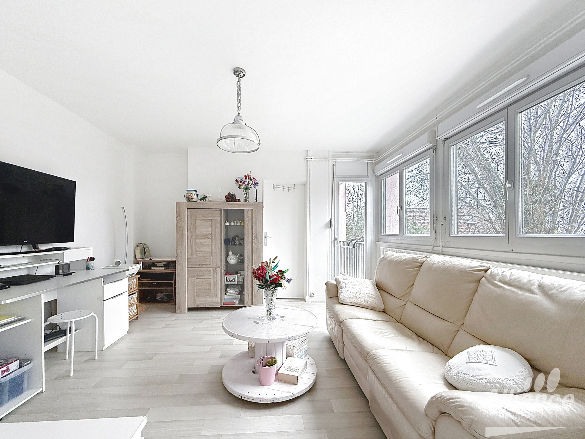 APPARTEMENT RENOVE AVEC BALCON -VUE DEGAGEE-GARAGE.
