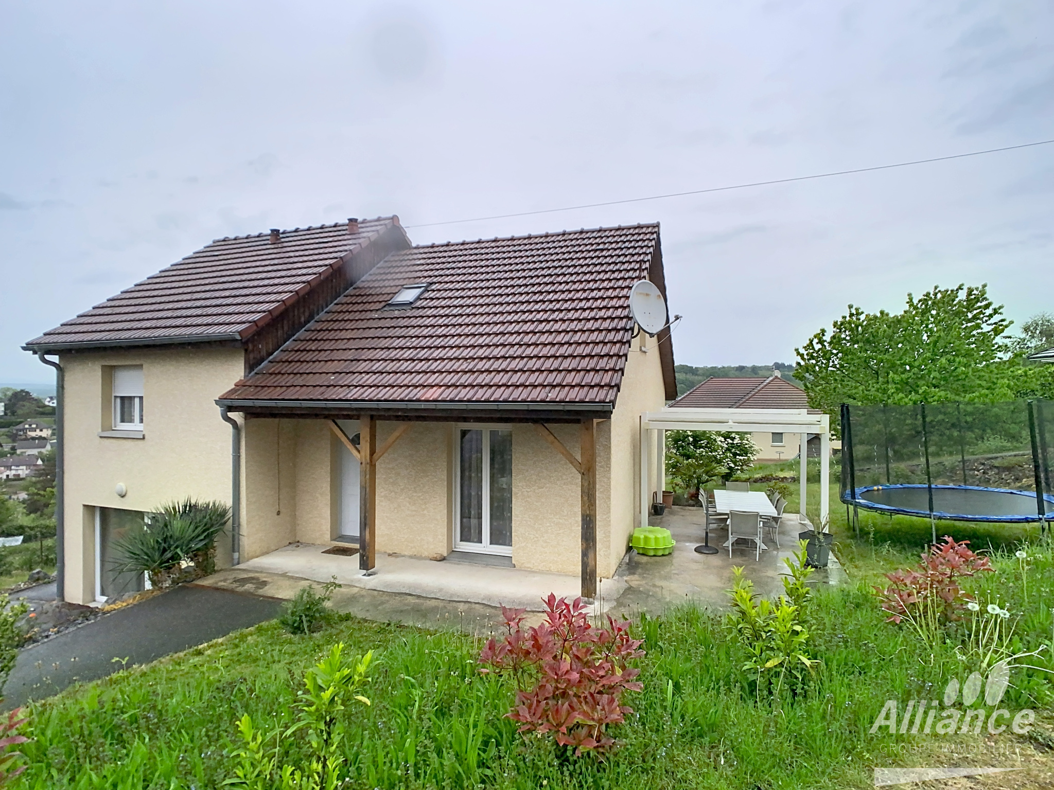 VILLA en demi-niveau – Environnement très calme avec jolie v