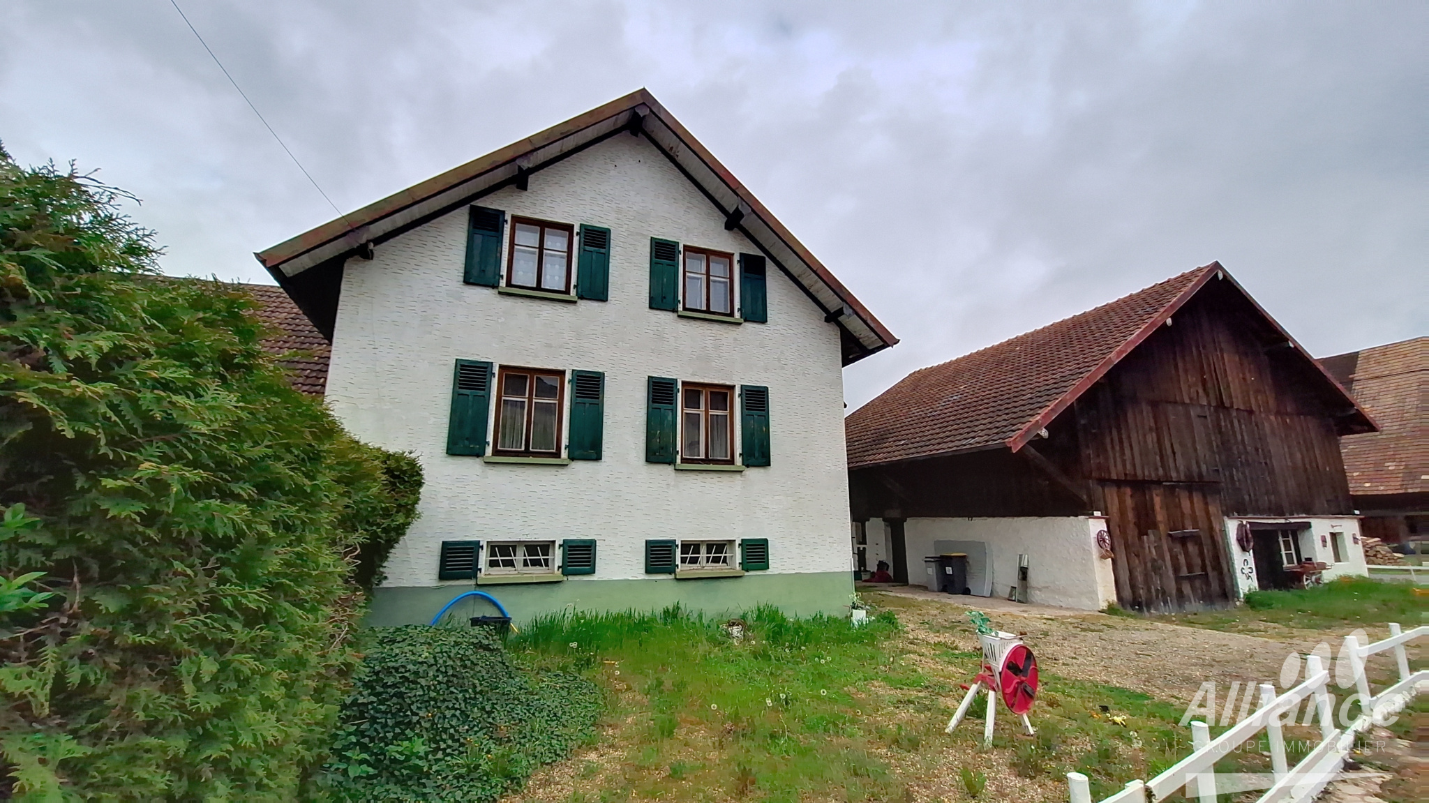Maison à rénover avec grangerie non attenante
