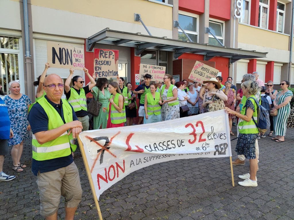 Le FSU manifeste devant le collège Léonard de Vinci à Belfort