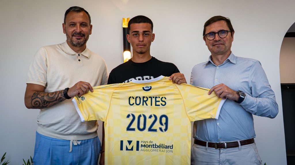 Le milieu offensif du FC Sochaux Ethan Cortes, entouré par Julien Cordonnier et Clément Calvez.