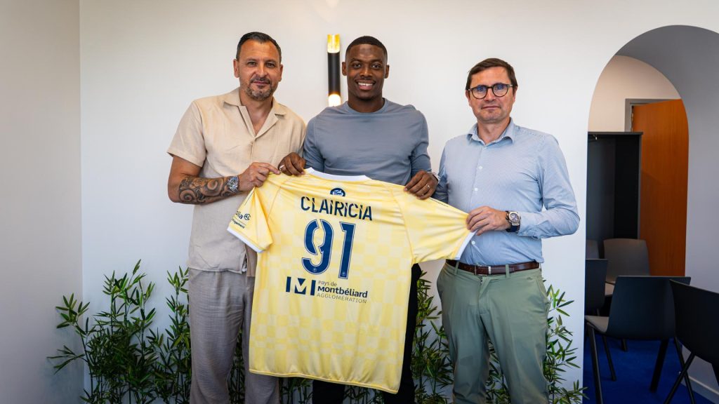 Julien Cordonnier, Mathis Clairicia et Clément Calvez tiennent le nouveau maillot.
