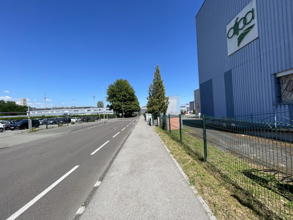La rue Thierry-Mieg, entre l'Afpa Belfort et le Techn'hom, a été déclassée ce jeudi 18 juin 2026 par le conseil municipal de Belfort, pour permettre la construction d'un nouveau bâtiment d'Arabelle Solutions.