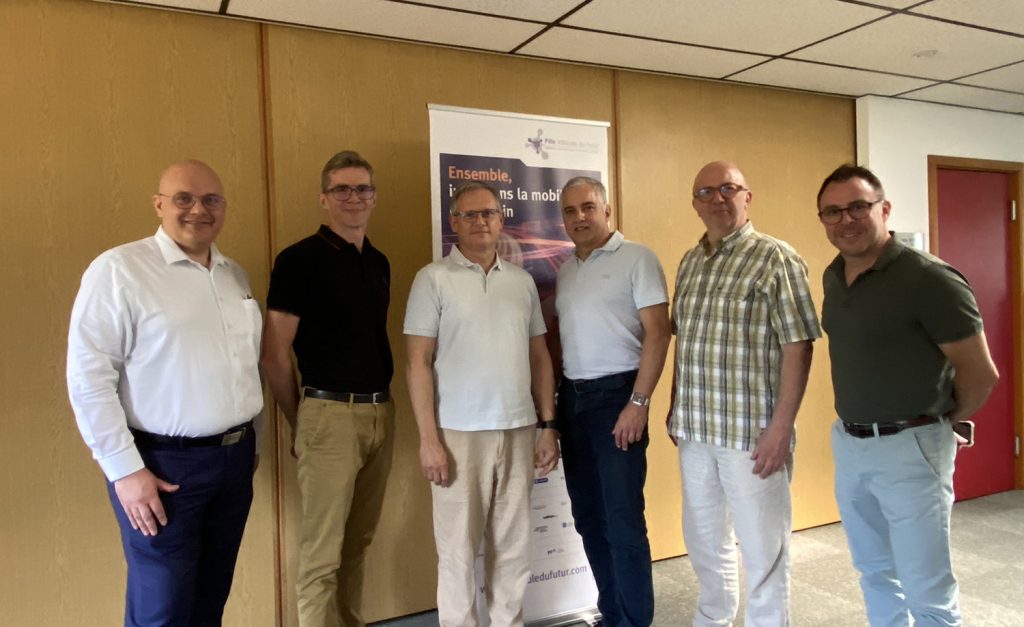 Le nouveau bureau du Pôle Véhicule du Futur : Damien Tournier, Michael Vermot, Philippe Petit, Denis Rezé, Michel Basset, Philippe Armengaud.