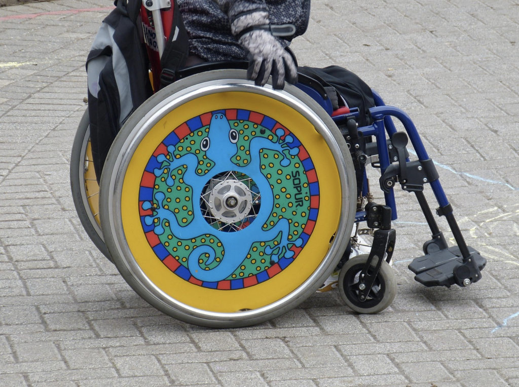 Illustration, un enfant en fauteuil roulant.