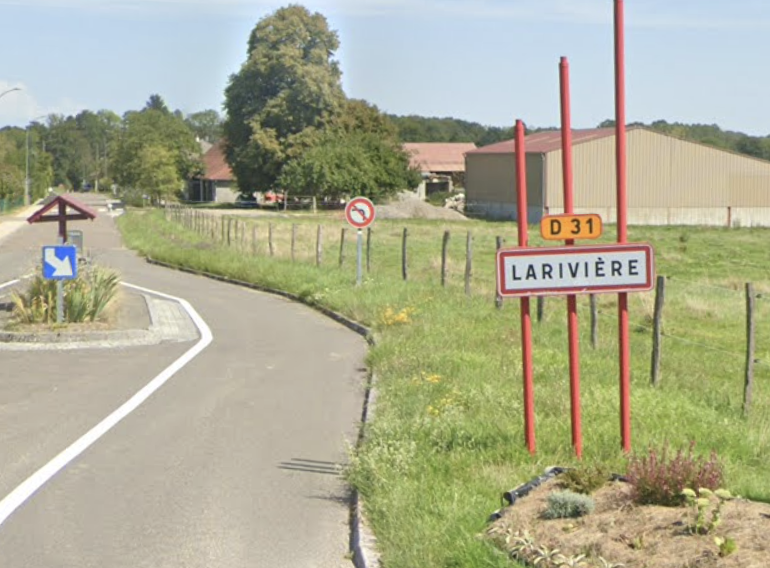 Panneau entrée de Larivière.