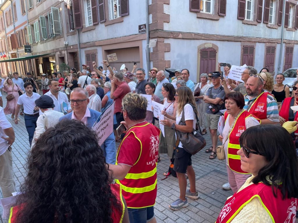 Damien Meslot, maire de Belfort, a été hué par les manifestants lors de son arrivée au conseil municipal de ce jeudi 18 juin 2026.