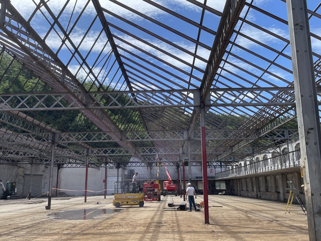 L'ancien bâtiment de Pompes Japy, de 3000 m², est en pleine rénovation pour accueillir la nouvelle ligne de production de Cristel.